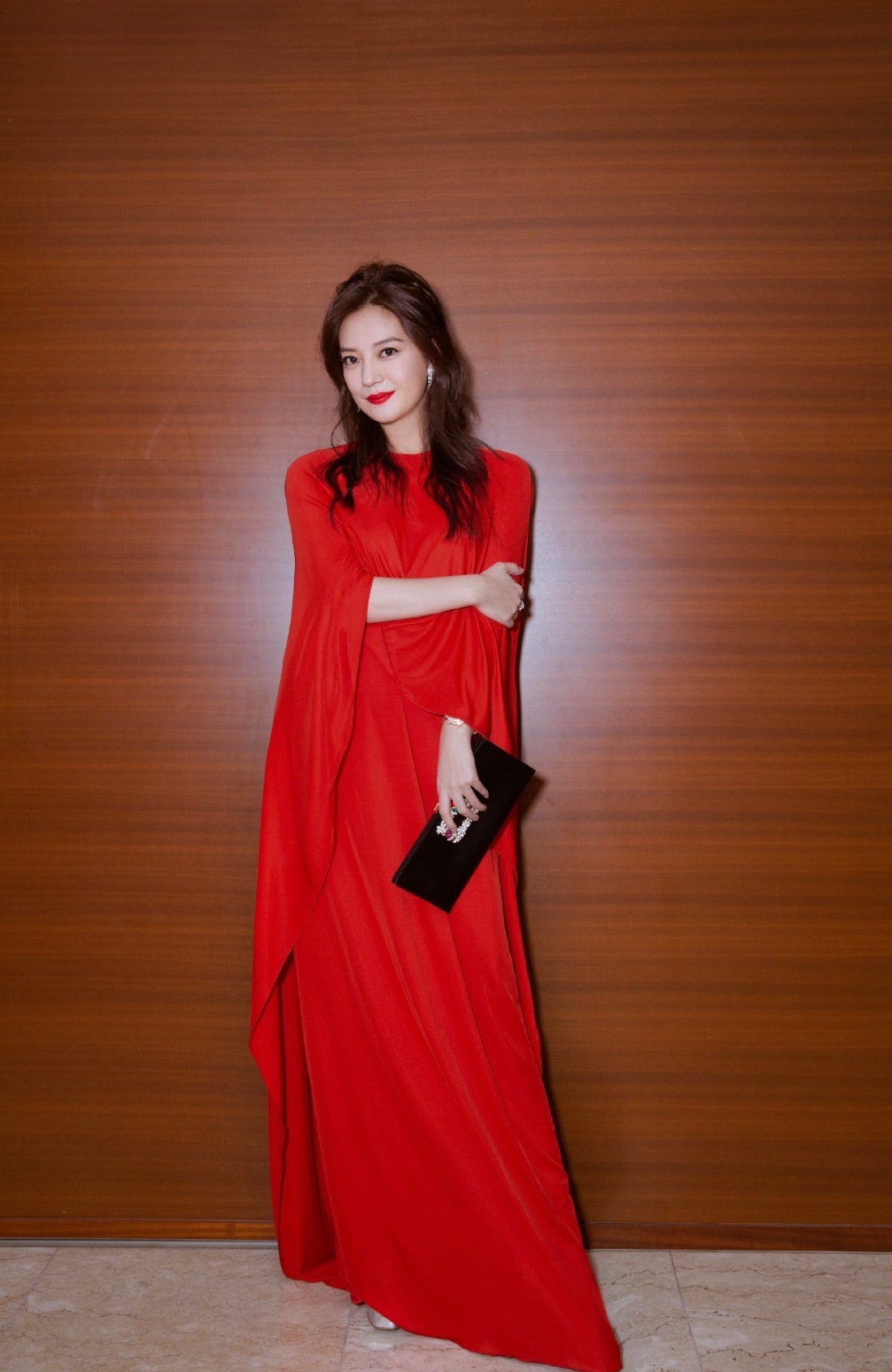 赵薇鞋子太窄，为了不沾地脚趾头都被挤“变形”，放大看真搞笑