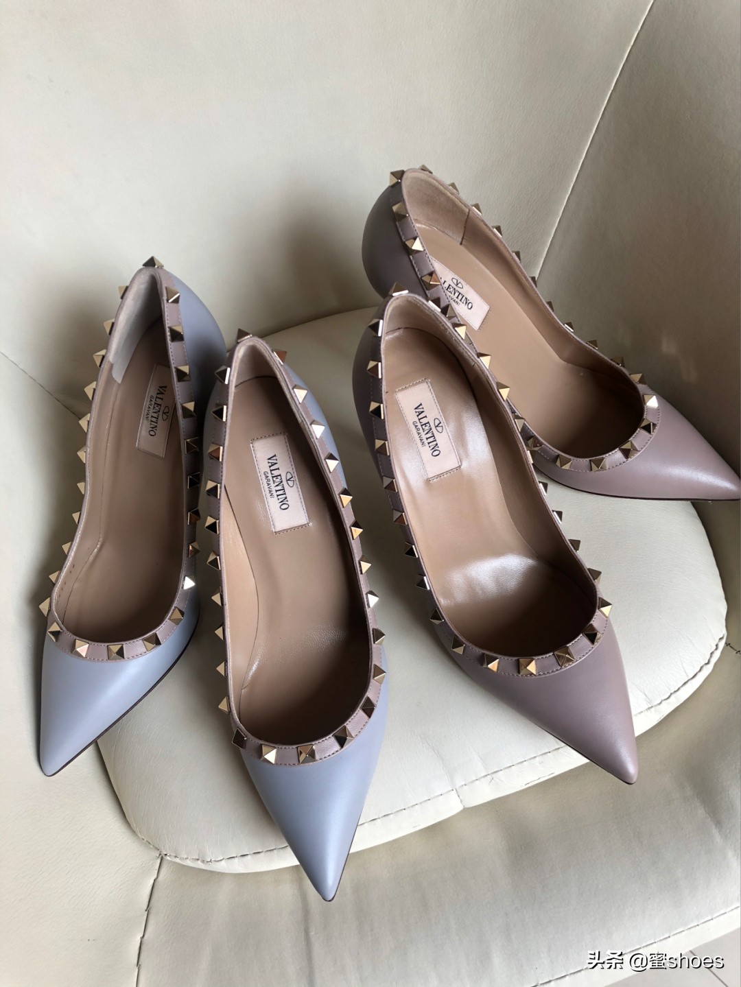 华伦天奴粉色铆钉高跟鞋穿搭,华伦天奴高跟鞋配红裙