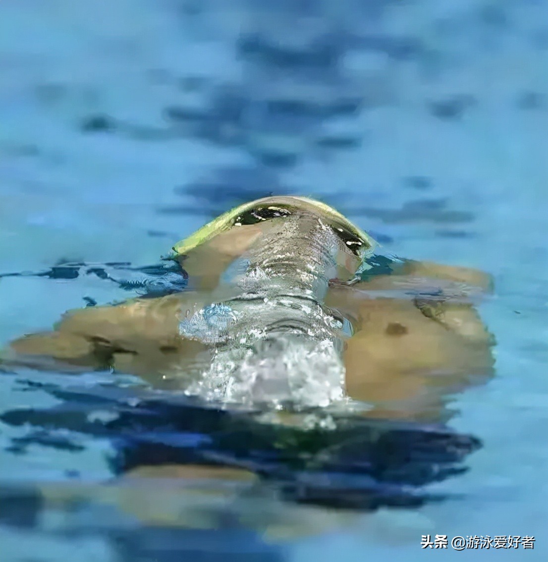 仰泳鼻子爱呛水,仰泳防呛水动作要领