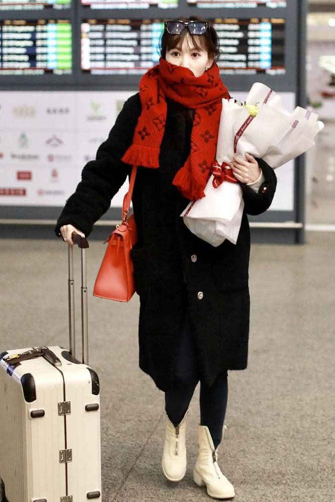 马蓉现身机场全黑造型墨镜遮面,马蓉最新走红毯视频