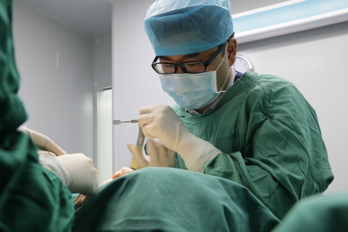 种植牙价格表影响因素,全口种植牙价格受哪些因素的影响