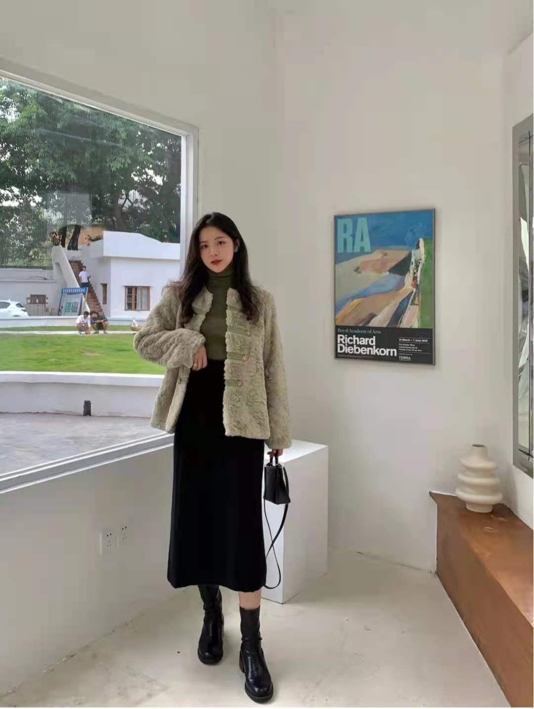 羽绒半身裙配什么上衣外套,秋天半身裙怎么搭配上衣