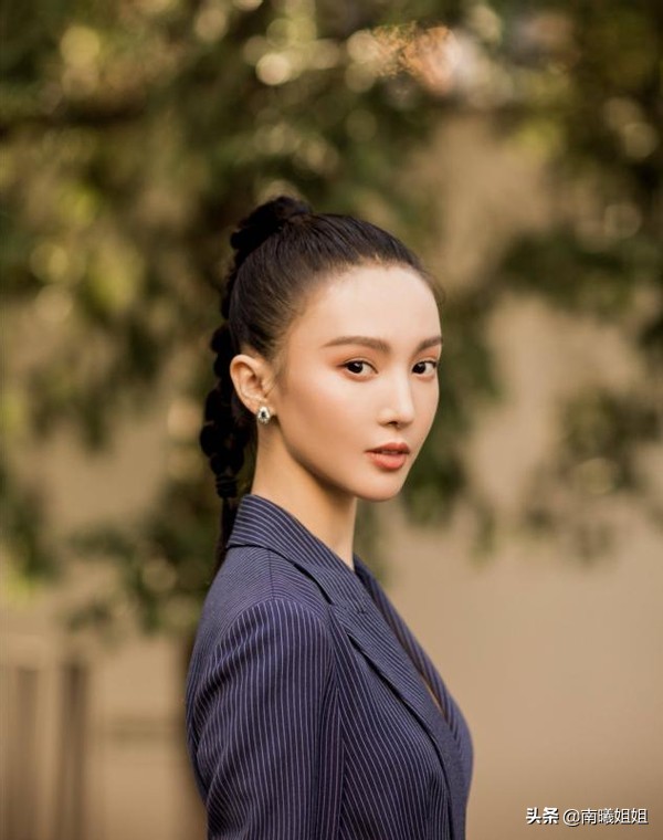 你的脸型适合披头发还是扎头发,扎什么发型发际线不会后移和秃头