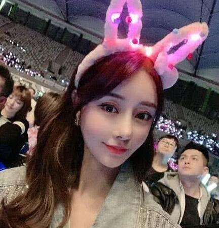 女网红否认被*养包**：没有杨烁的联系方式，自己品学兼优、家境殷实