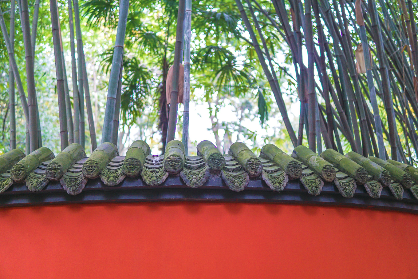 成都旅游最值得去的3个景点，武侯祠看历史，锦里宽窄巷子吃到撑