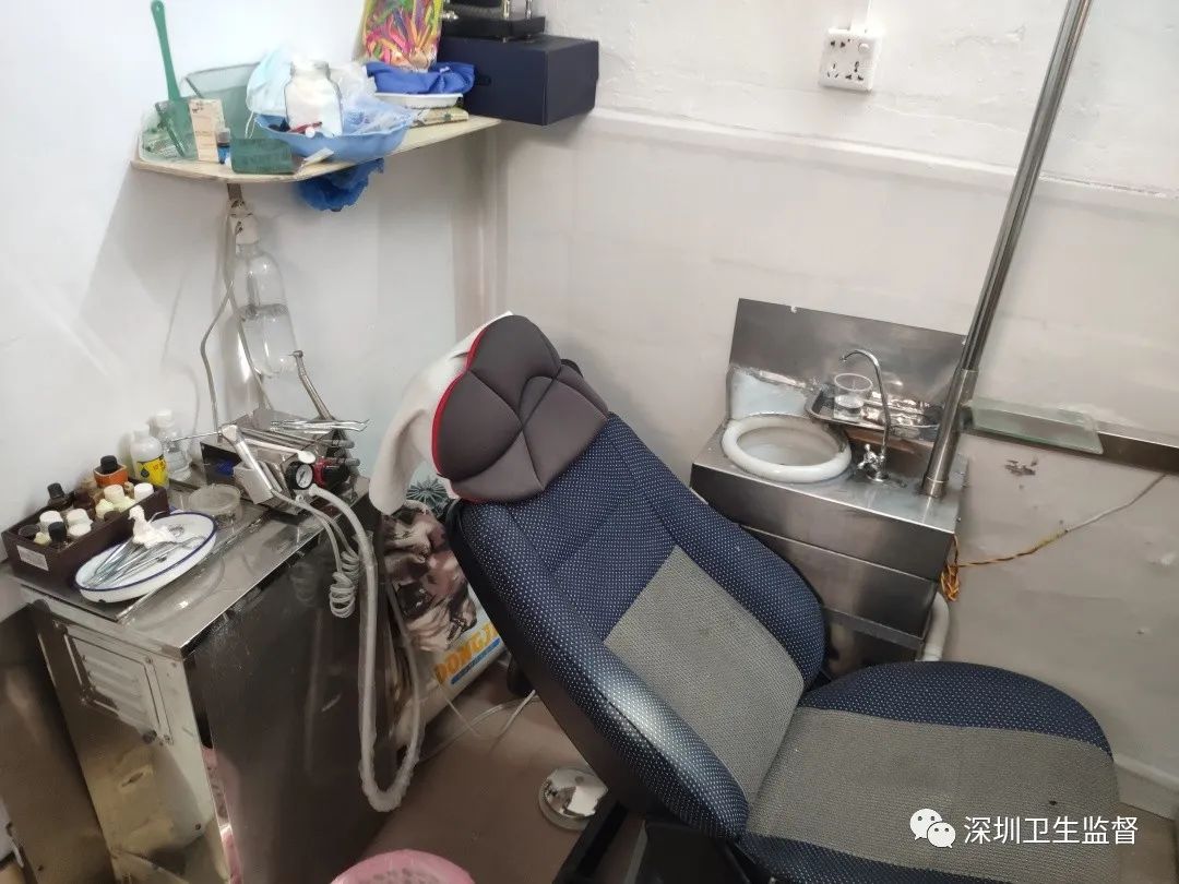 汽车座椅当牙椅？！男子被查时正徒手伸进老乡嘴里给人“搞牙”