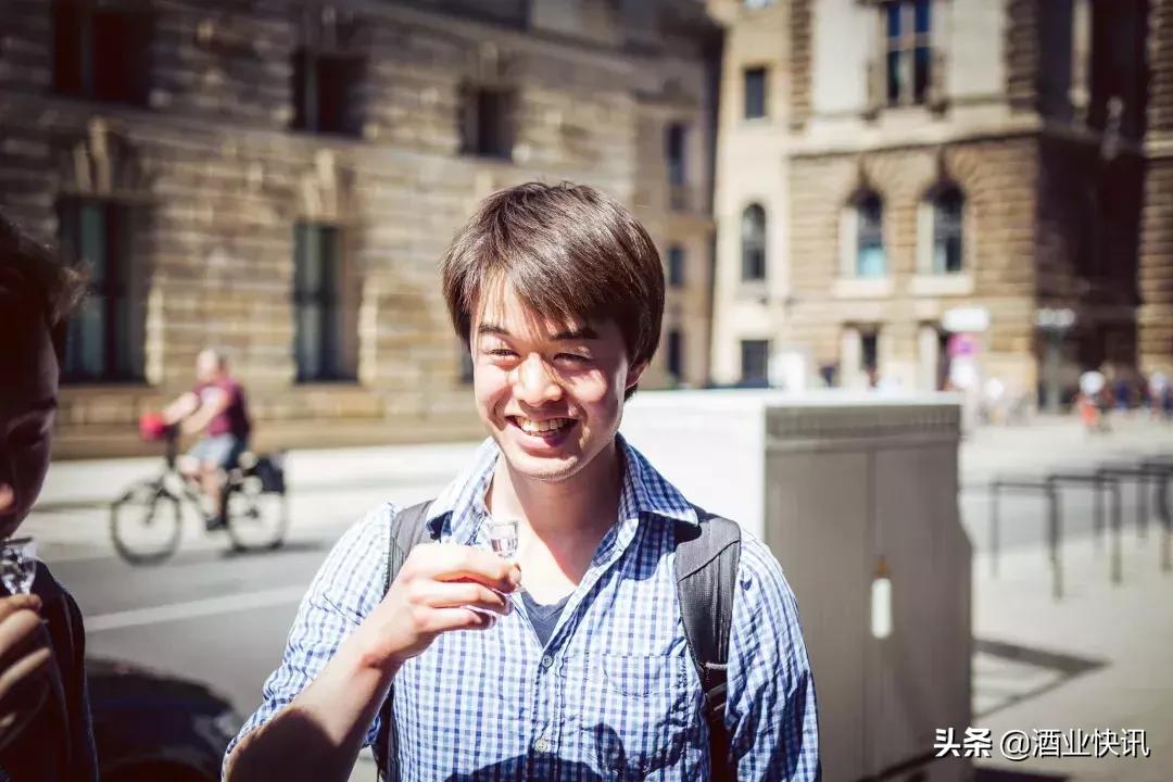 外国人喝酱香型茅台,德国人感受中国美食