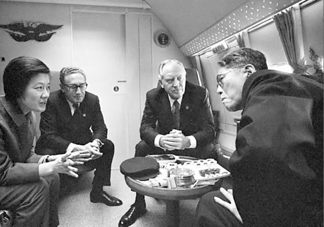 乔冠华三大爱好：抽烟、喝酒、饮浓茶，外交场合也要喝酒助兴