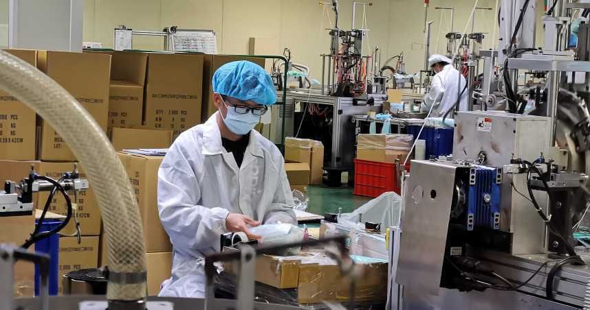 “郭董牌口罩”来了！单日可产100万片，台湾民众不用再排队买了？