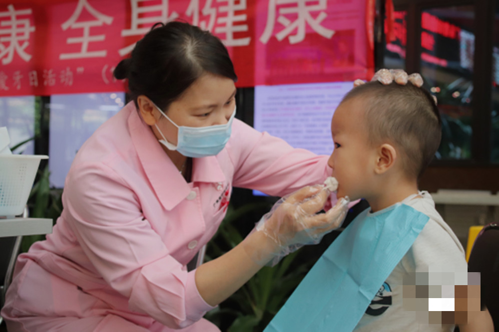 宝宝牙齿表面被腐蚀图片,宝宝牙齿发黑被腐蚀