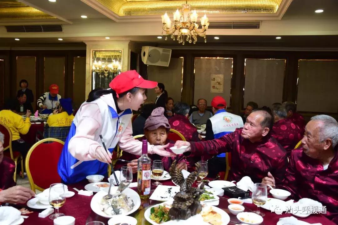 龙湖区第八个善待鳏寡百叟宴今举行铂晶大酒店多年资助大爱奉献