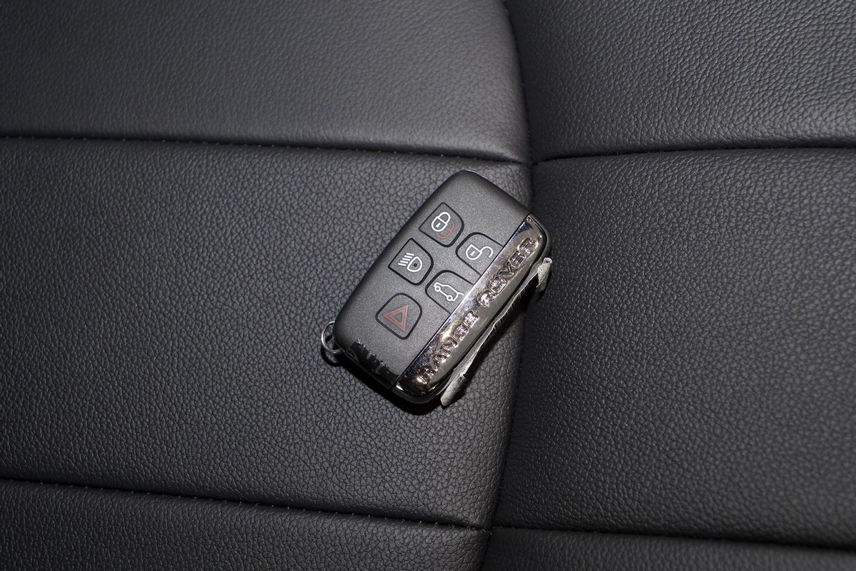 路虎极光钥匙可以解锁不可以启动,路虎揽胜极光钥匙感应不到