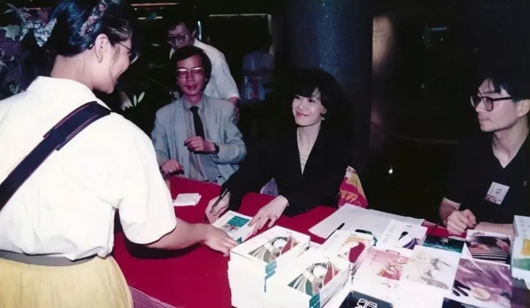 穿三百万皮草的香江富贵花,前半生让人羡慕,后半生却惨遭唾骂?