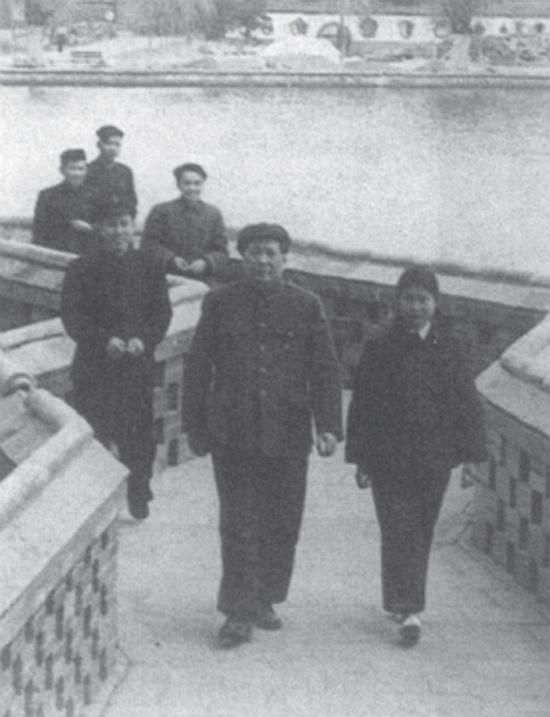 王鹤滨担任毛主席孩子们的家长，李讷为何对其不满：王叔叔不好