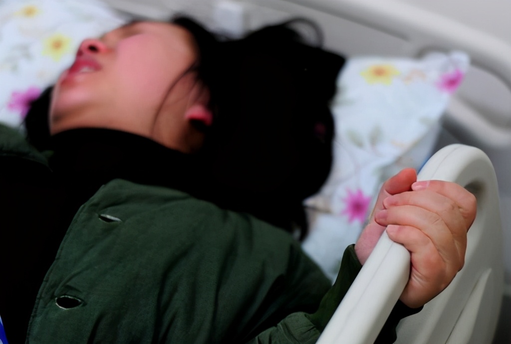 吵架导致羊水破，还好有一个宠溺和爱护我的老公，分娩这关这样过