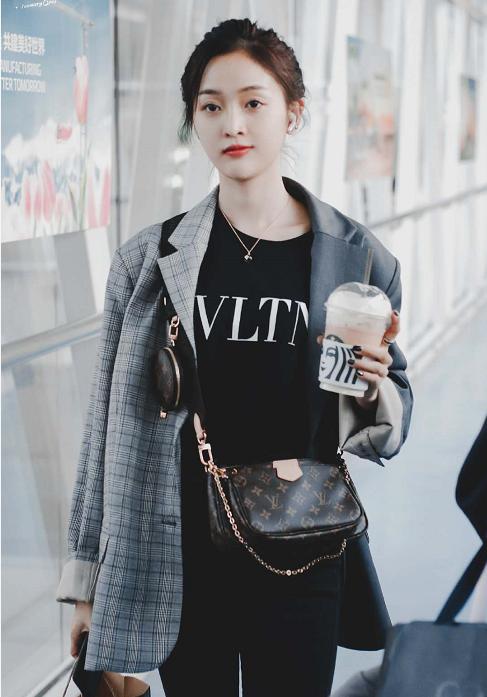 妈妈看了要流泪！吴宣仪录节目衣服“烂”到毛边，年轻人这么省？