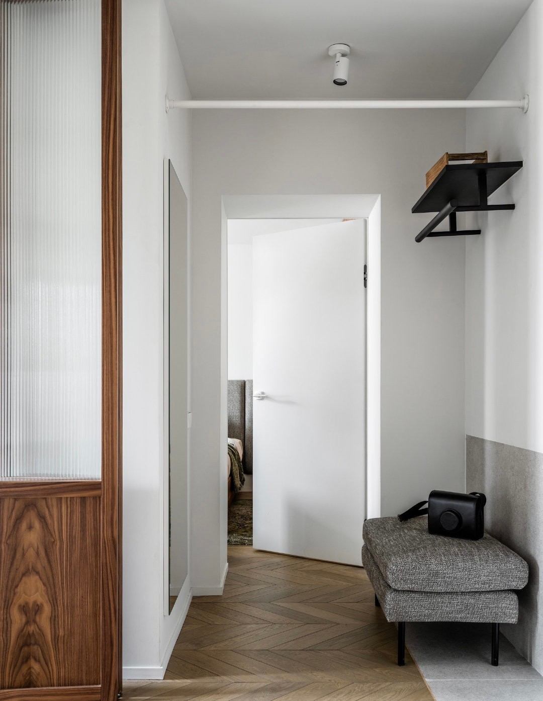 50平小户型深色极简风,深木色和灰色适合小户型吗