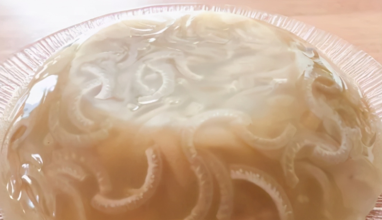 做猪皮冻时水要不要盖住猪皮,猪皮焯水以后猪皮有黑毛