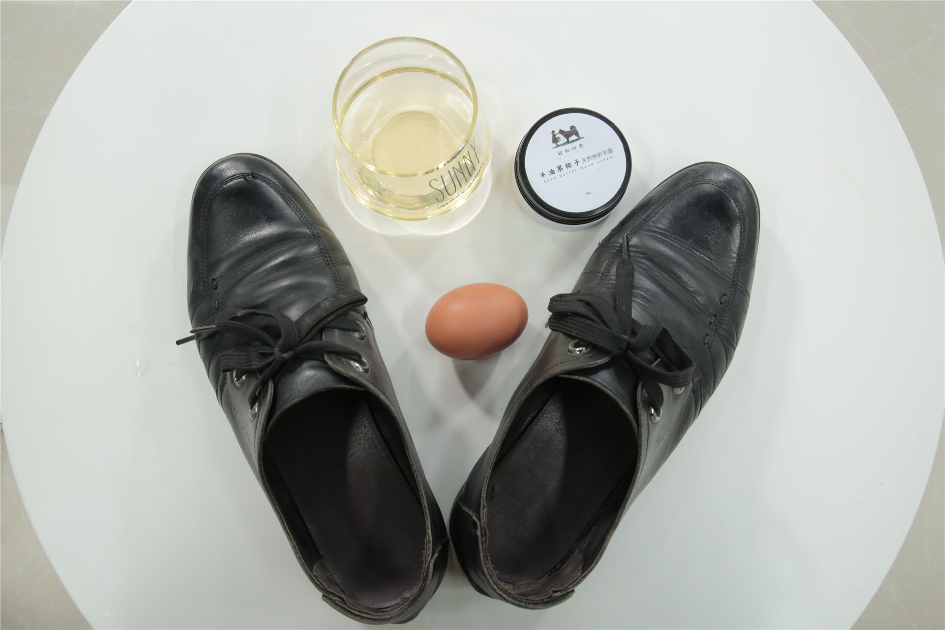再皱的皮鞋也怕这一招，涂点每天都吃的它，让你天天穿新鞋