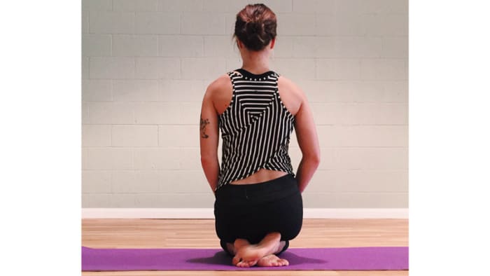 腰椎间盘膨出可以做哪些瑜伽动作,眼镜蛇式瑜伽对腰椎间盘突出好吗