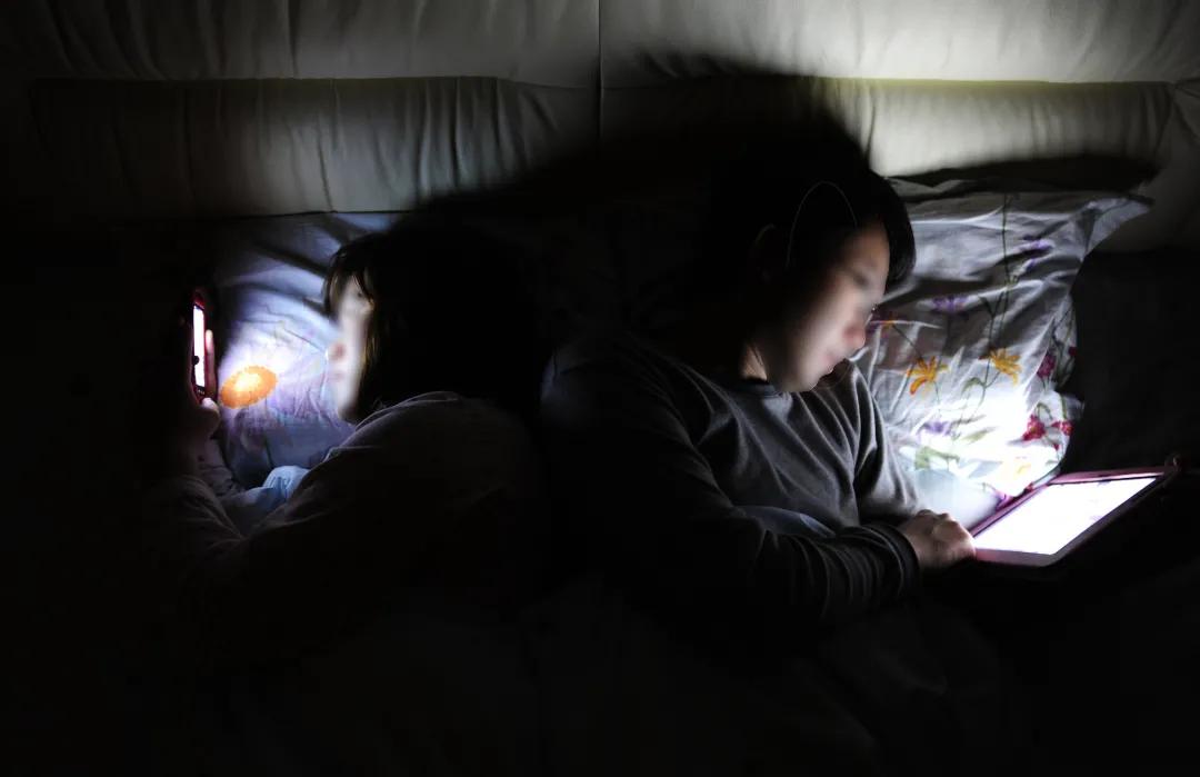 忍不住看前任社交圈,放不下前任的朋友圈的行为