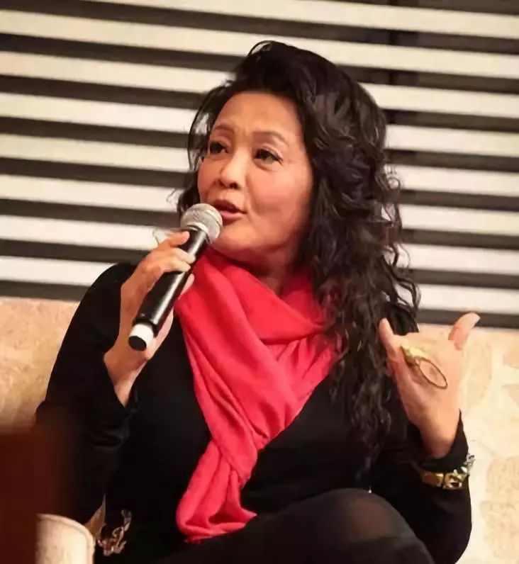 苏州马拉松对魏静的看法,马拉松递国旗事件魏静