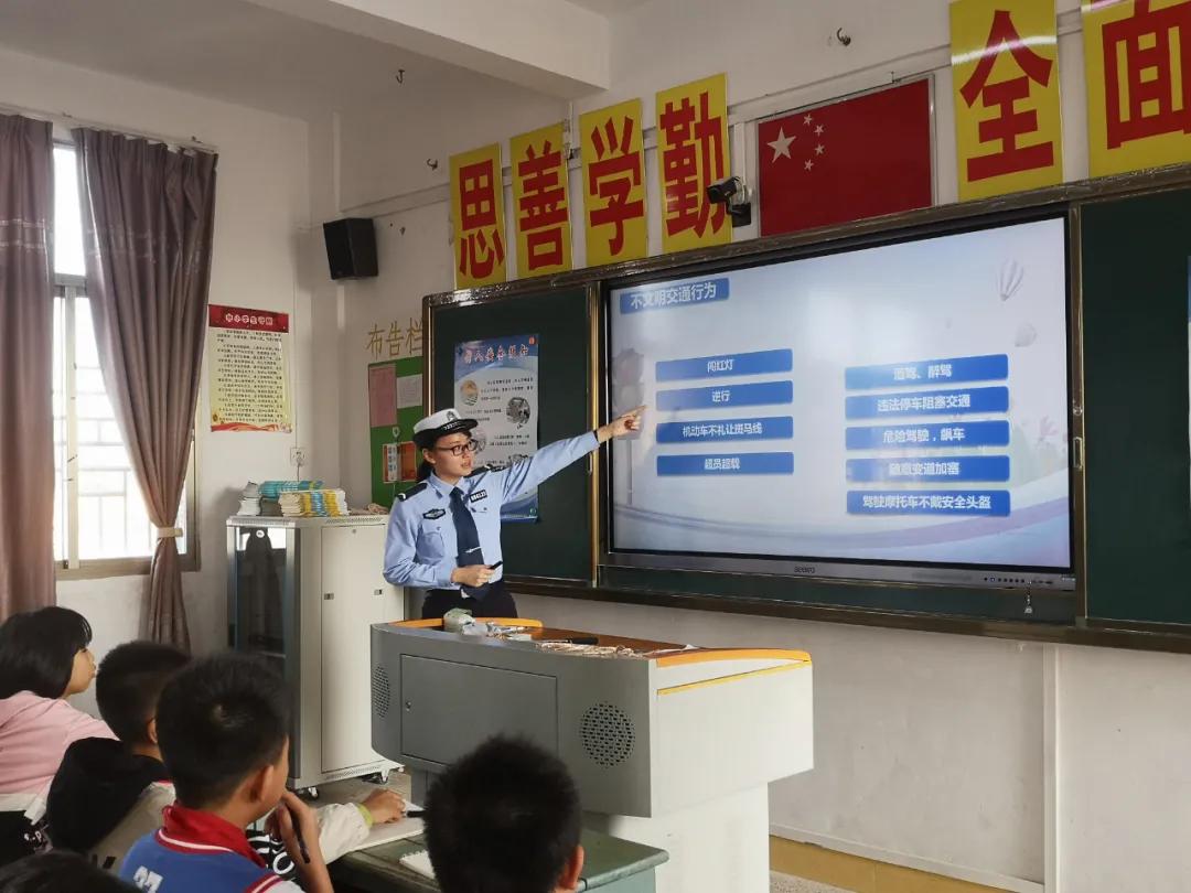 警花带你学交规哪4个时间要记住,警花带你学交规上学请走斑马线