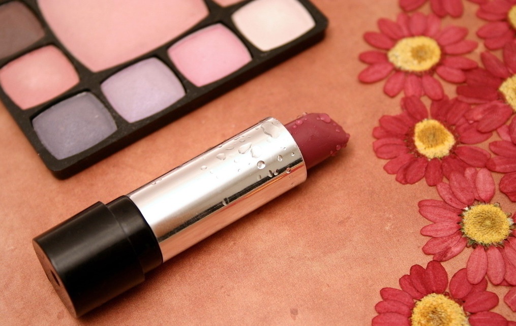 一个精致的女人,出门包包里一般会带这5样东西,少一样都不精致