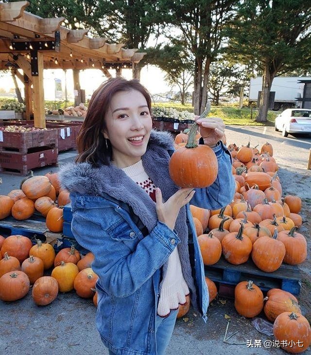 小超人的千亿女友圣诞怎么过，抱着猫咪做直播，买包才用119元