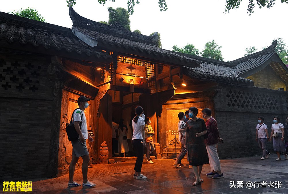 300年历史的宽窄巷子，外地游客必打卡，“老成都”却很少去