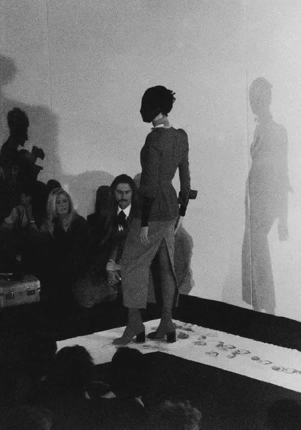 花5000块钱买个猪蹄子鞋穿,我已经跟不上潮流了…