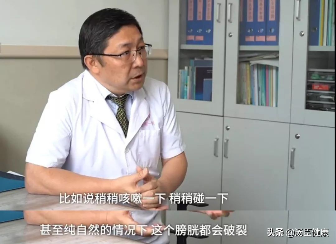 飞机吸尿救人的两位医生,医生在飞机上吸尿救人