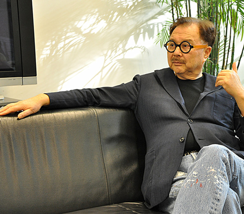 这个华人在美国被称作华人食神,80岁喜得子,老婆是美女还是硕士