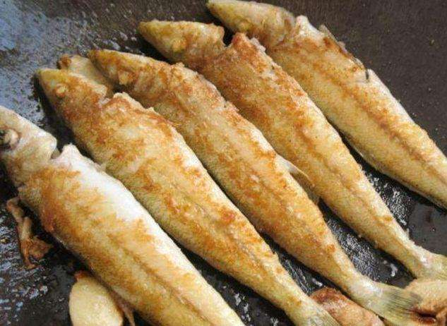 煎鱼不破皮时油要烧热吗,油锅煎鱼如何不粘锅