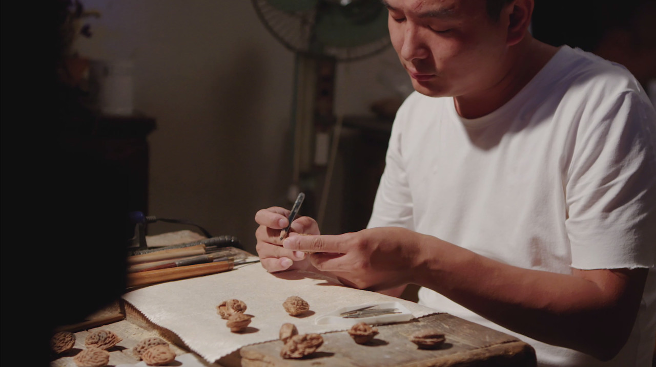 小小一个桃核，他把玩了十年，刻出了自己的“写意核雕”