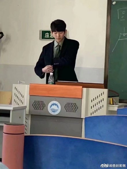 学识加成美得自然真实！温大老师像吴彦祖张震，思政老师撞脸Lisa