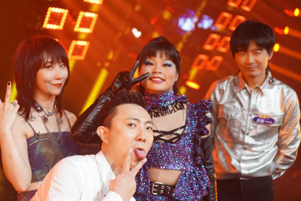 “最丑女团”cindy登台走秀，亮片衫配黑裤，气场不输专业模特