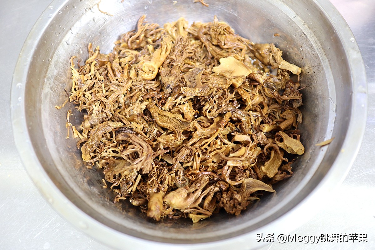 全家老少都爱的酱肉包子，酱香浓郁又暄软，左右手各2个吃撑了