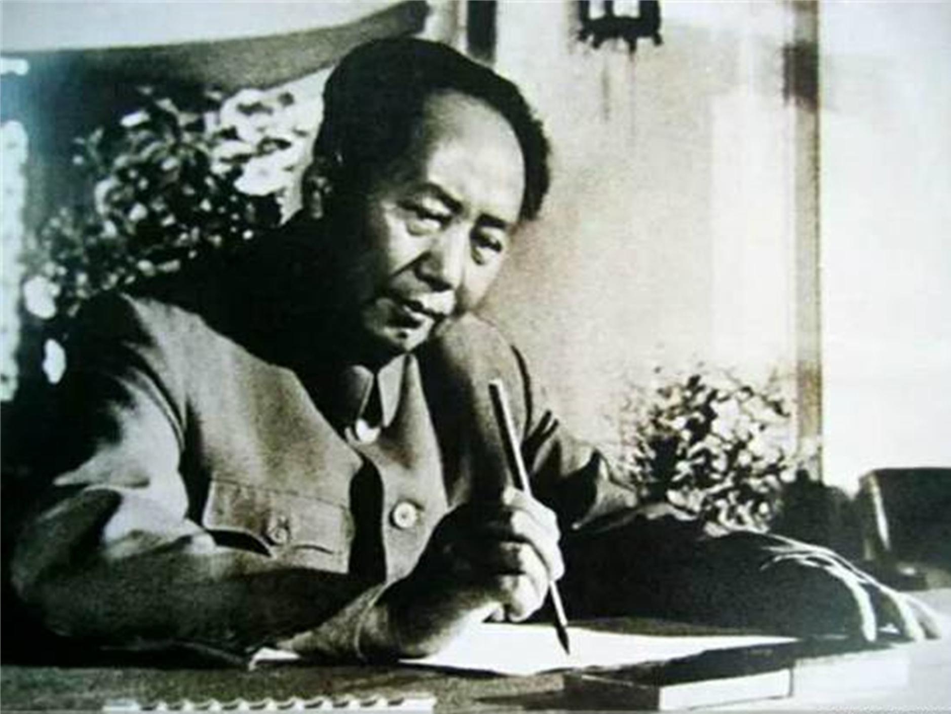 21岁护周总理进西安，30岁陪毛主席入重庆，龙飞虎到底有多强？