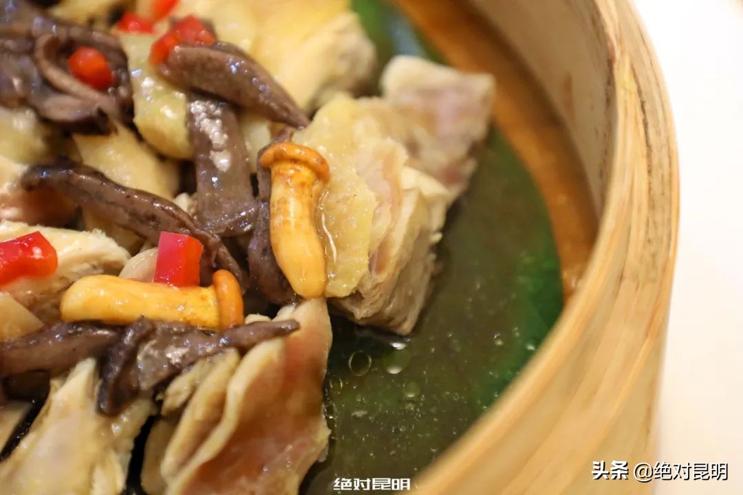 她带西班牙大厨上山捡菌，回昆明后煲出美味红菇汤