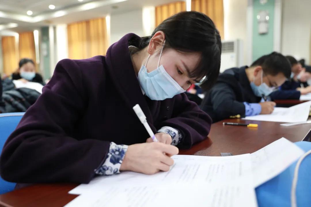 怎么才能当高铁列车长,高铁多久才能成为列车长