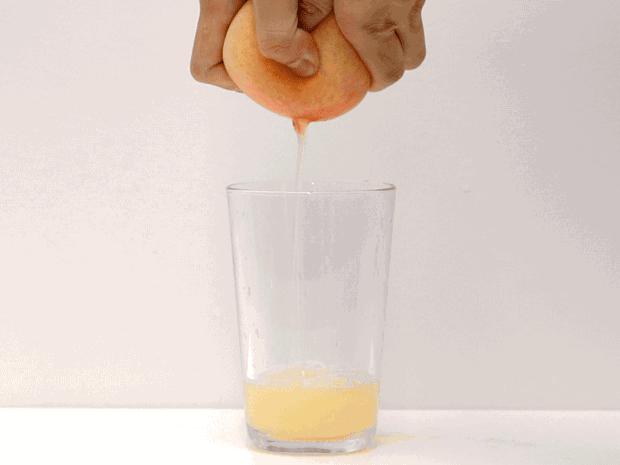 一桃难求！水蜜桃还可以吸着吃？一只能卖80元