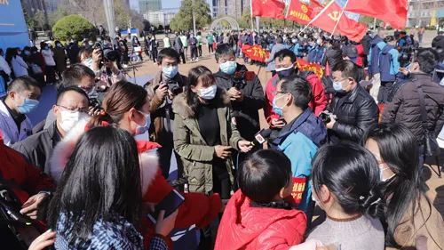 挺身担重任尽职为重症——记曲靖市第二人民医院重症医学科主任缪建章