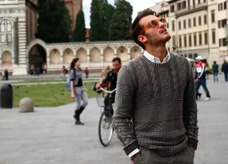 毛衣是冬季的基础单品,毛衣要更适合寒冬