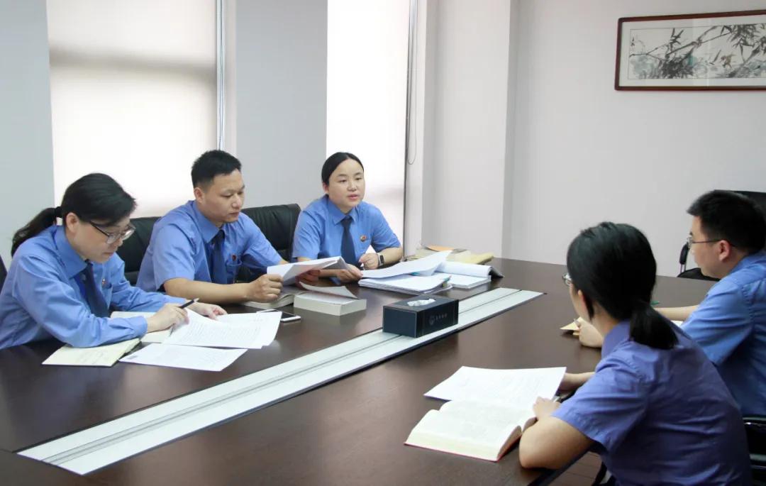 挪用公款买外汇多赚了60万,沉迷炒股8个月