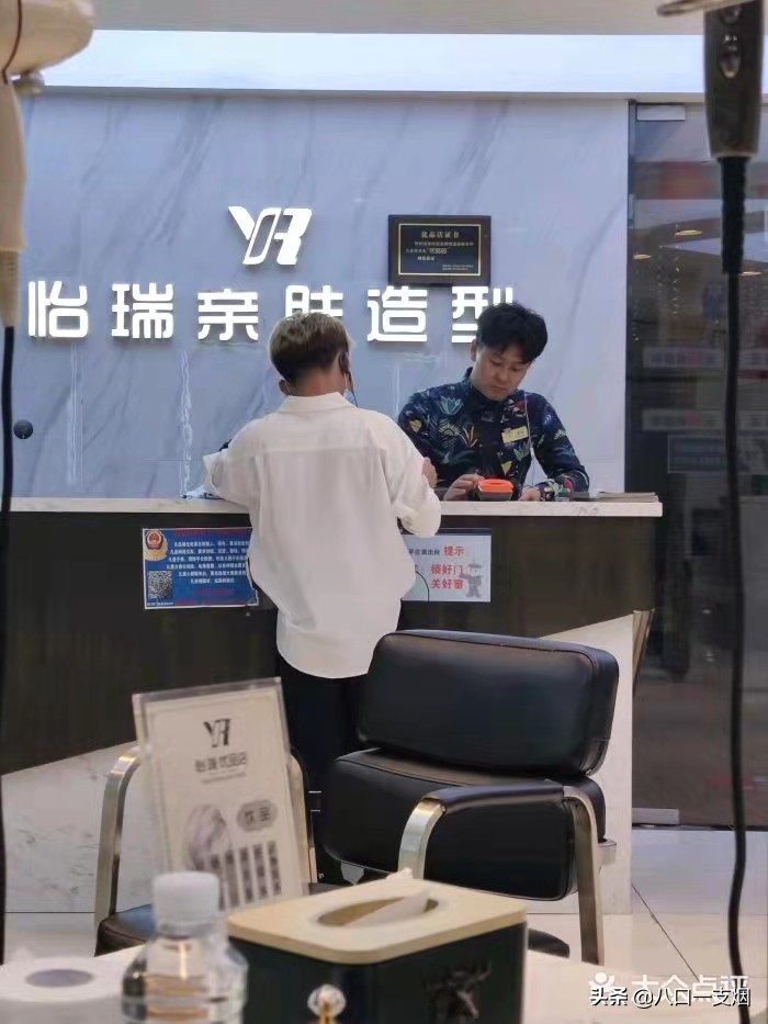 是不是很多人在理发店都被骗过,10年前街头理发店骗人套路