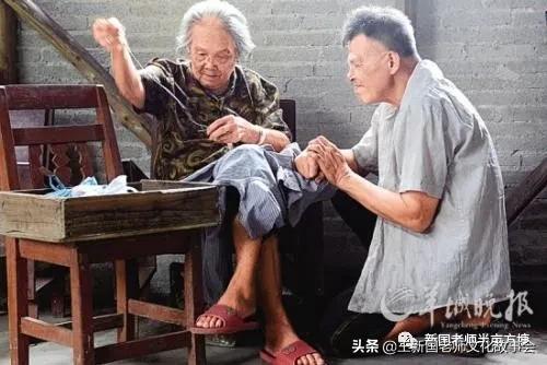 这位同学：你的褂子破了！以前穿衣破了缝好，现在不破也得弄破