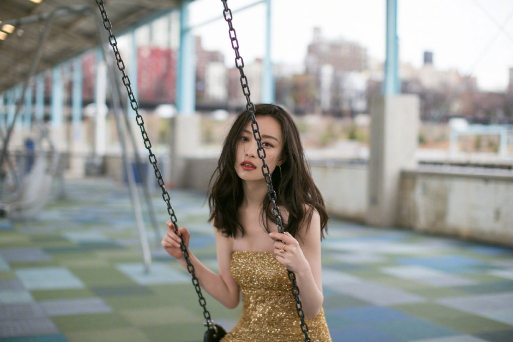 倪妮穿迪丽热巴时尚芭莎同款礼服,倪妮迪丽热巴白礼服