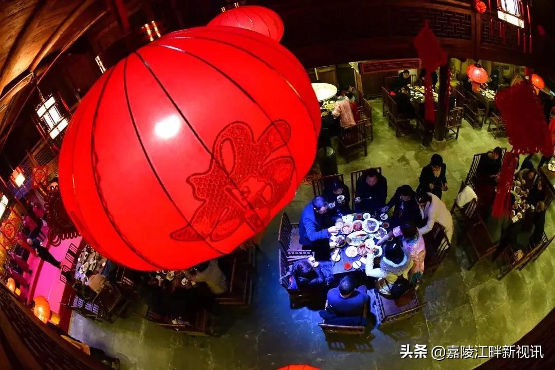 去拜南岳圣帝爷爷的路上,阆中春节爷爷