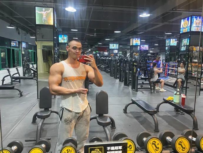 他身高183公分,胸肌硕大差点把衬衫撑爆,这身材简直绝了